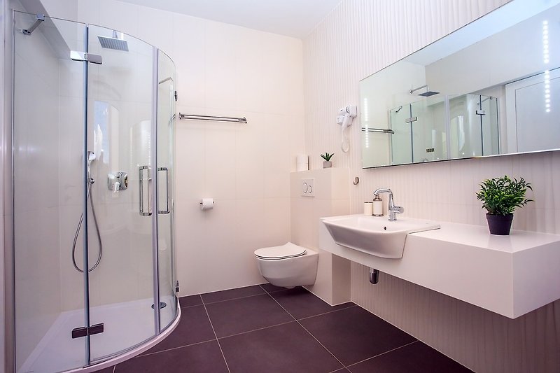 En-suite bathroom with bathtub and shower in bedroom no3