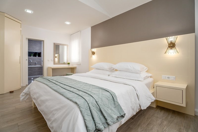 Schlafzimmer Nr. 5 mit eigenem Bad mit Doppelbett 180 x 200 cm, eigenem Bad mit Badewanne