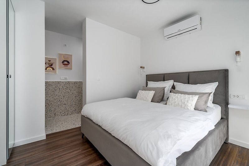 Schlafzimmer Nr. 3. mit einem Kingsize-Bett und einem gemeinsamen Balkon