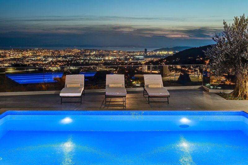 Es bietet einen 40 m² großen beheizten Pool mit Hydromassage und herrlichem Blick auf die Stadt Split