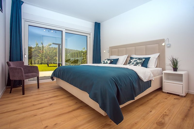 Una camera da letto n. 1 con un letto super king-size (200 x 220 cm), aria condizionata