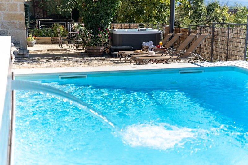 Der Außenbereich der Villa Little Arya bietet einen beheizten, privaten Swimmingpool mit den Maßen 8,5 x 4,6 m