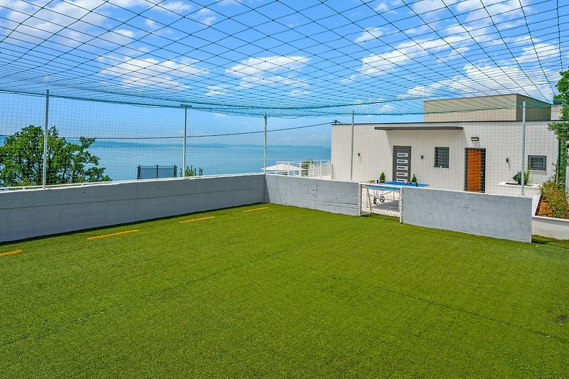 Villa La Vita bietet einen komplett eingezäunten 80 m2 großen Spielplatz mit Kunstrasen und Fußballtoren.