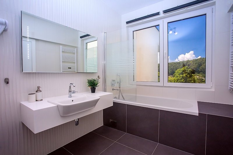 En-suite bathroom with bathtub and shower in bedroom no3