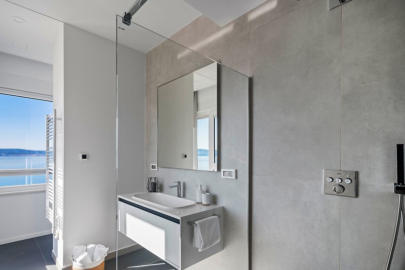 En-suite Badezimmer (5,8 m2) mit Dusche und Toilette
