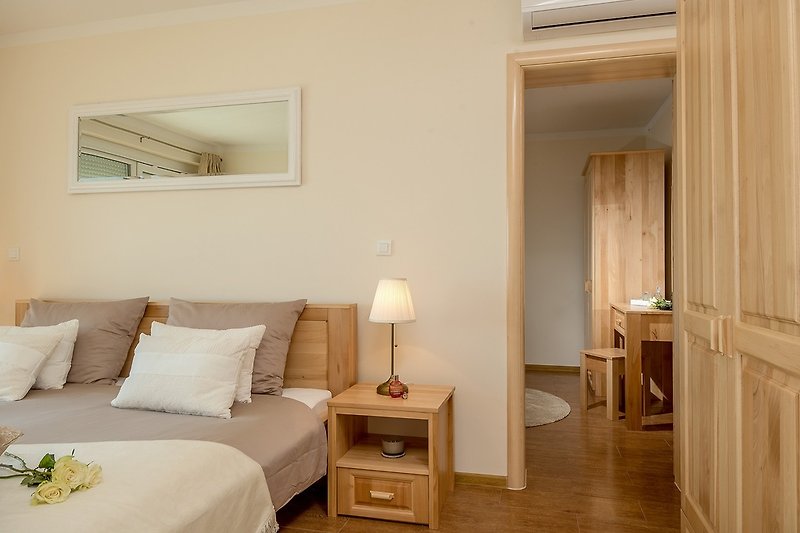 Schlafzimmer Nr. 1 mit einem Super-Kingsize-Bett 200 x 210 cm, Klimaanlage, einer Terrasse mit Meerblick