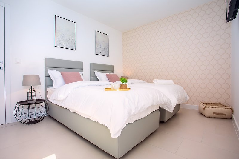 Schlafzimmer Nr. 2 im 1. Stock mit zwei Einzelbetten 90x200cm, Klimaanlage, TV, Balkon