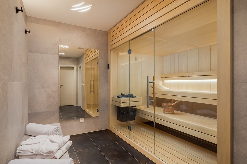 Eine finnische Sauna mit Dusche befindet sich neben dem Fitnessraum, nur für Ihre Entspannungszeit
