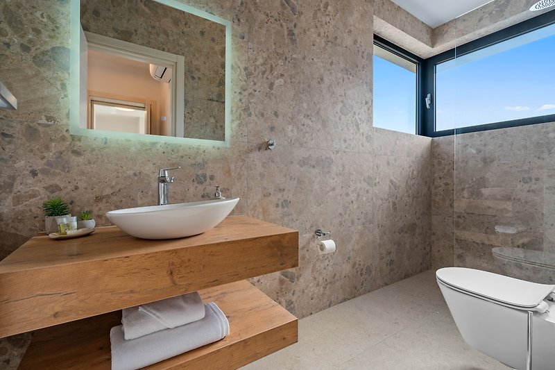 En-suite Bathroom with a shower and toilet, towels provided