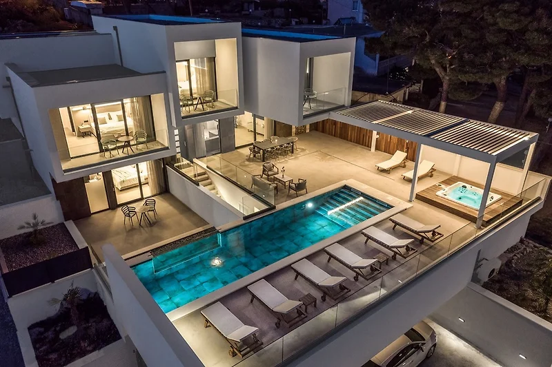 NEU! Villa Bava mit 4 Schlafzimmern mit eigenem Bad, beheiztem 33 m² großem Pool