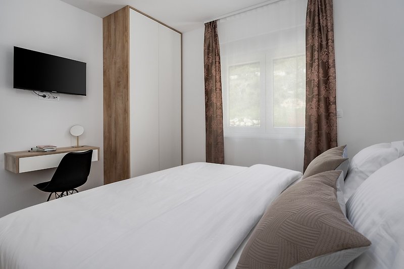Schlafzimmer Nr. 4 mit eigenem Bad mit Dusche, Fernseher und Klimaanlage mit Blick auf die natürliche Umgebung und Olive
