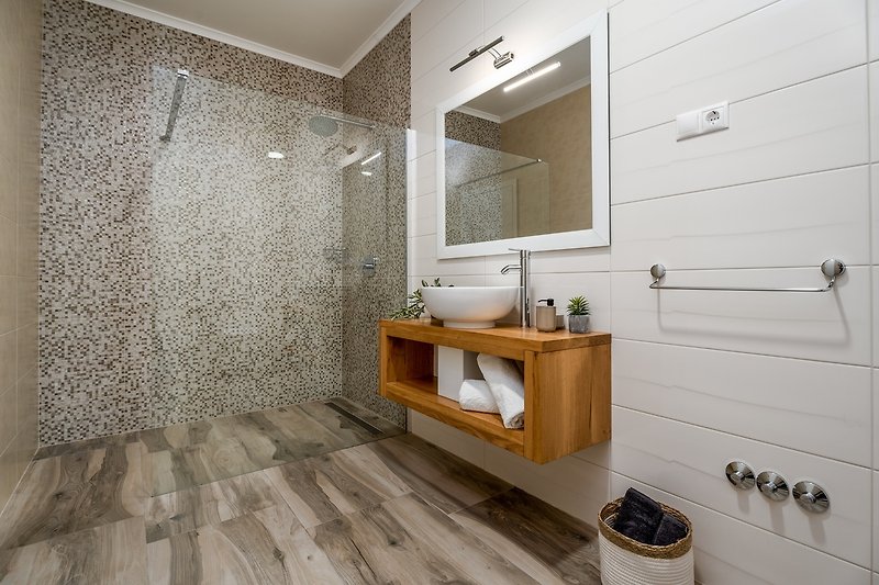 Schlafzimmer No2 mit Doppelbett 180x200cm + Schlafsofa für 1 Person und en-suite Badezimmer mit Dusche