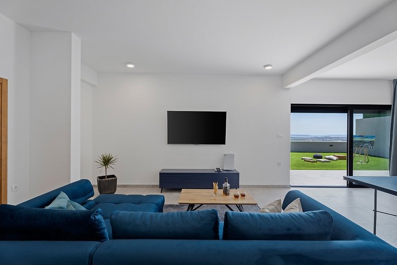 Klimatisierter FUN-Bereich mit einem Sofa (kann in ein Schlafsofa umgewandelt werden), einem Flachbildfernseher
