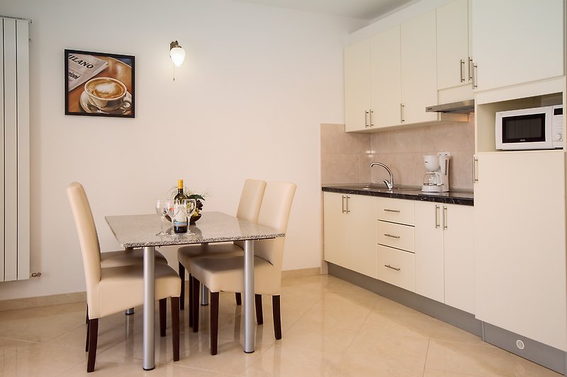 AP1 Wohn- und Essbereich mit komplett ausgestatteter Küche, TV, Klimaanlage und Terrasse