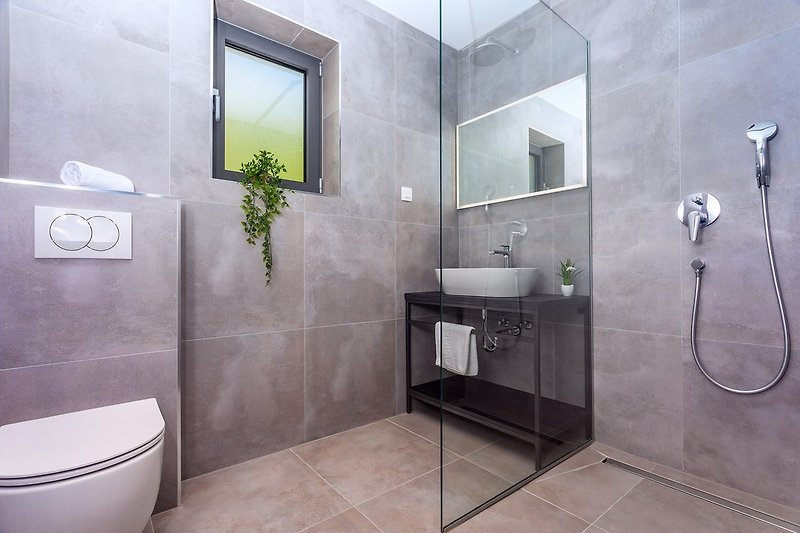 En-suite bathroom with shower (bedroom No2)