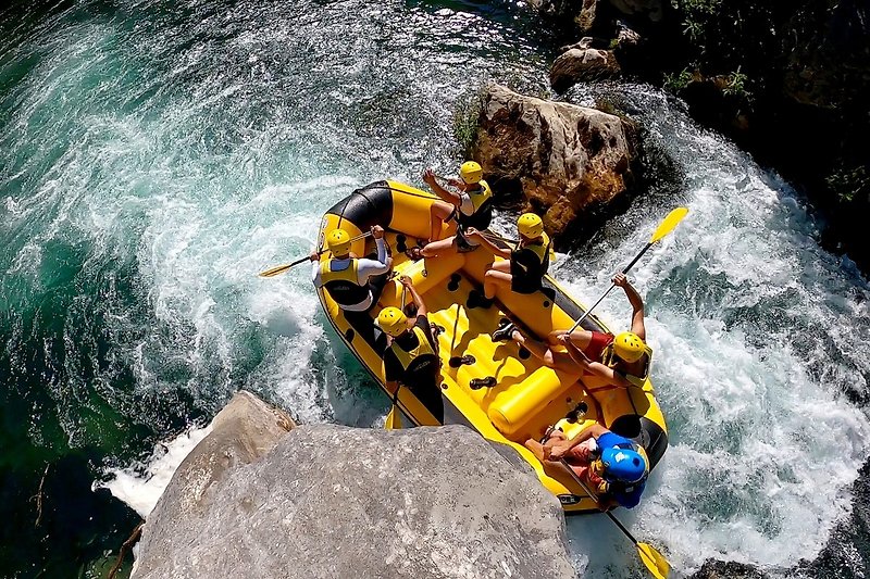 Abenteuer auf dem Fluss: Rafting, Boot, Natur.