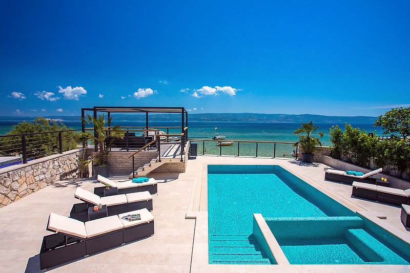 Villa Draga am Strand mit 32 m² großem, beheiztem Pool