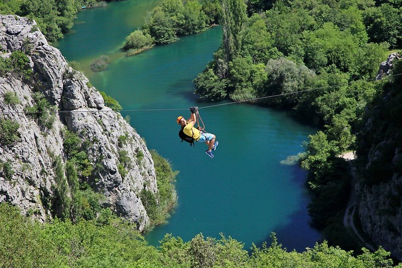 Wenn Sie einen aktiven Urlaub mögen, machen Sie eine Seilrutsche in Omiš und genießen Sie das perfekte Panorama