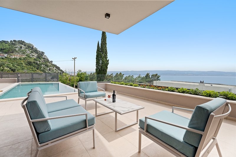 Die Villa bietet einen offenen Panoramablick auf das Meer in einer ruhigen und privaten Umgebung