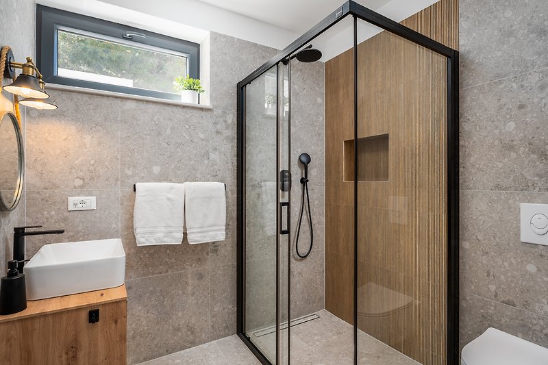 En-suite Badezimmer mit Dusche, Handtücher werden gestellt