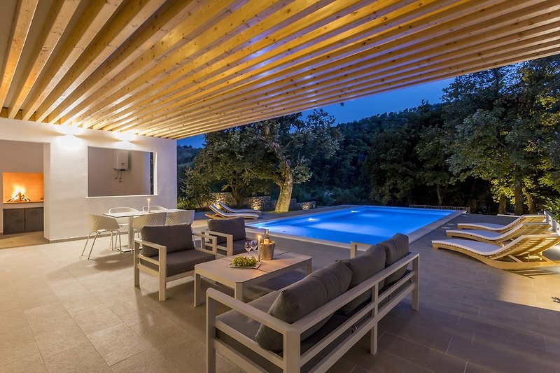 Enjoy the evenings with carefully organized lights at pool & outdoor dining area