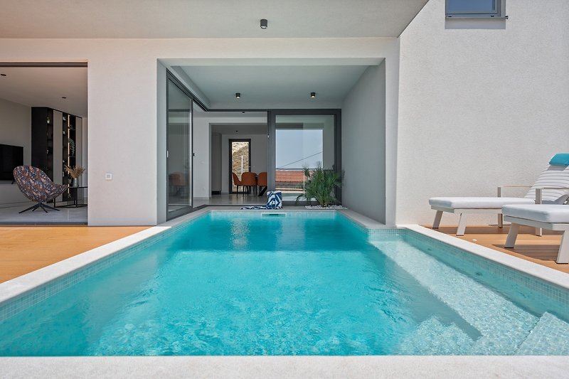 A 19,5 sqm private pool with hydromassage, with a Chlorine-Free water system that is gentle and much healthier for your