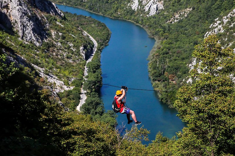 Seilrutsche über dem Fluss Cetina