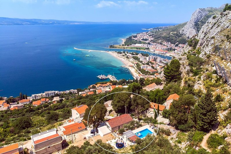Verbluffend uitzicht met aantrekkelijke locatie van de villa (2 km van het strand en de stad Omiš)