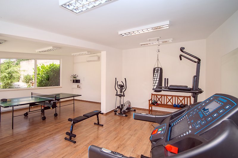Voll ausgestattetes und klimatisiertes Fitnessstudio mit Tischtennis