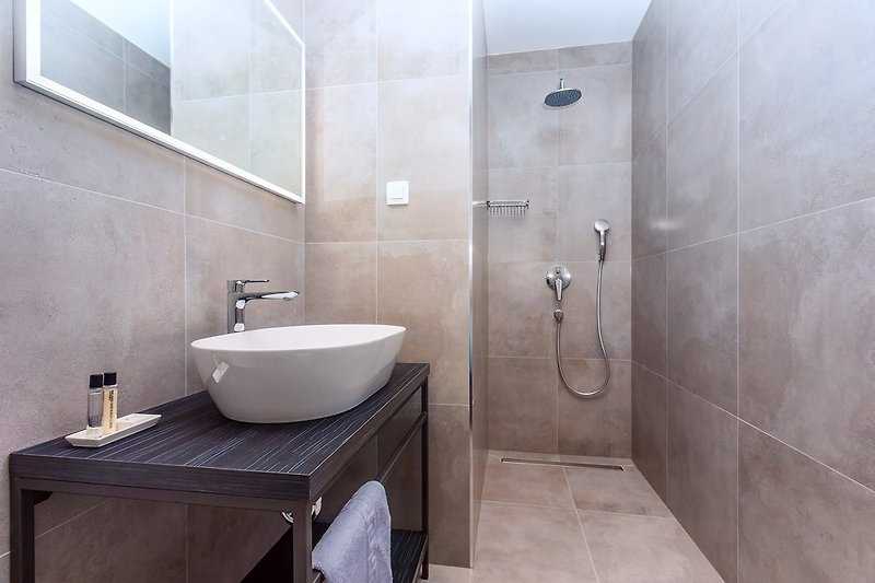En-suite bathroom with shower (bedroom No1)