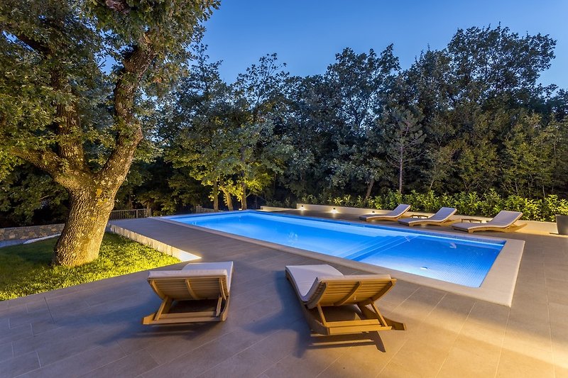 The outdoor area offers a private 10m x 4,5m swimming pool with 2m shallow part