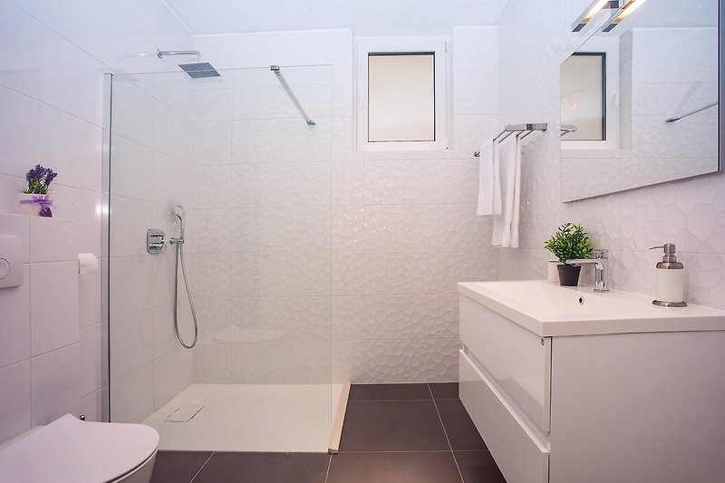 En suite bathroom with shower in bedroom no4