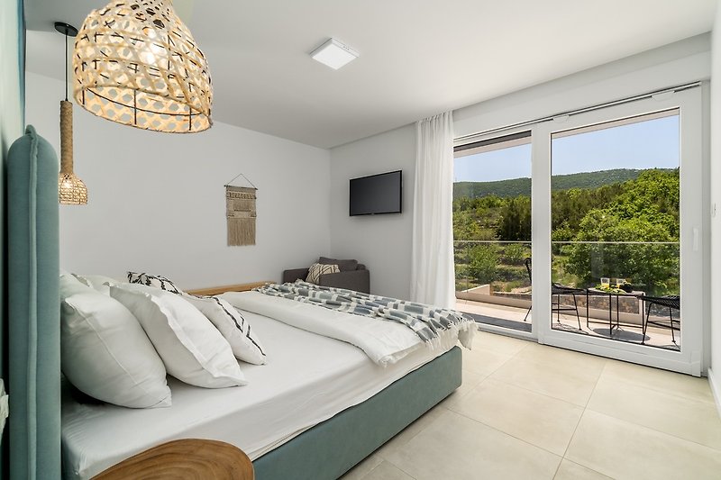 Ein Master-Schlafzimmer Nr. 4 mit Kingsize-Bett 180 x 200 cm, TV, A / C, Bad mit Dusche, Balkon mit Blick auf den Pool
