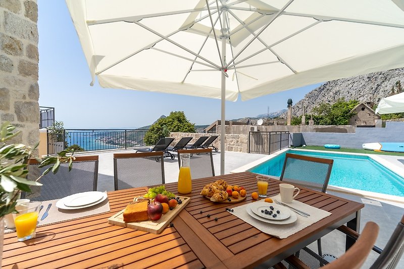 The OUTDOOR area offers a stunning 24.5 sqm (7x3.5m) swimming pool with hydromassage overlooking the sea and Omiš