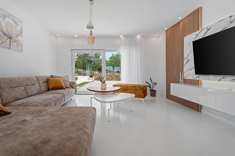 A living room (28sqm) with a sofa, a flat-screen TV