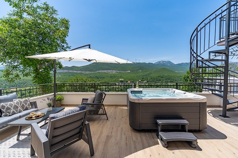Terrace with a Jacuzzi and the outdoor lounge corner, perfect for a glass of wine in the evenings