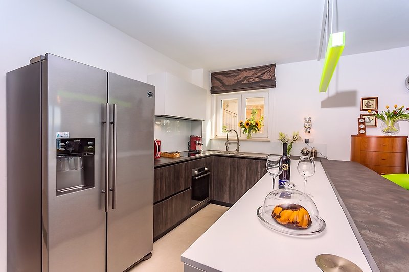 Die Küche ist mit allen modernen Annehmlichkeiten für einen komfortablen Aufenthalt ausgestattet