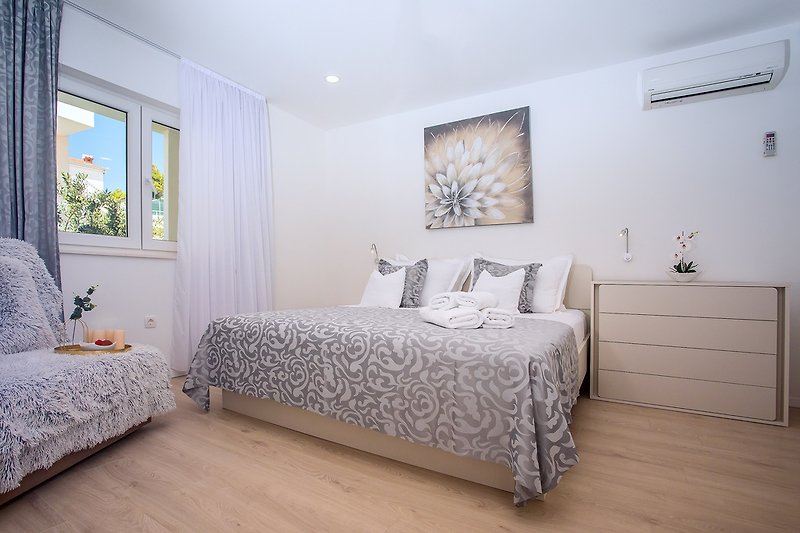 Schlafzimmer Nr. 3 mit en-suite: Doppelbett 180x200, AC