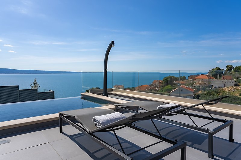 Infinity pool with spectacular panoramic views