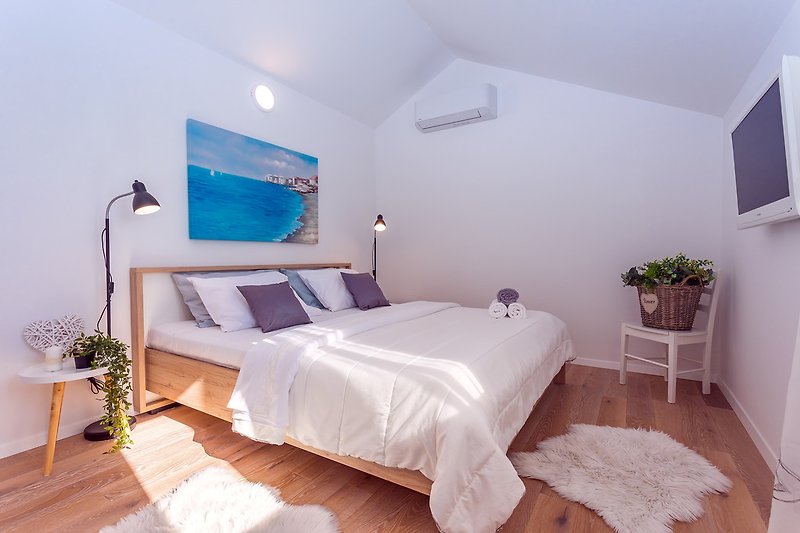 Schlafzimmer Nr. 1 mit Kingsize-Bett 180 cm x 200 cm, Klimaanlage und Fernseher