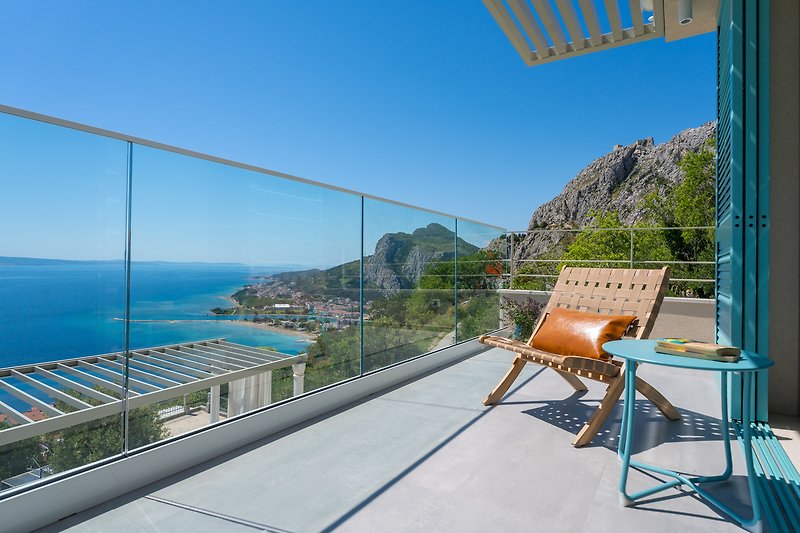 Balkon mit Meerblick und Outdoor-Möbeln in tropischer Umgebung!