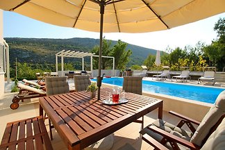 NEU! Villa Donari