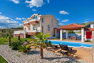 Villa Suker Jacuzzi, Pool, Garten