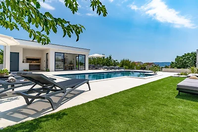 Villa Marisa with 51sqm pool, 5 bed