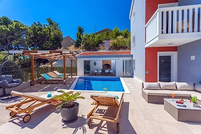 Villa Matan- Pool mit Meerblick
