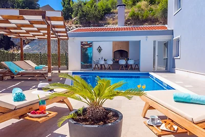 Villa Matan- Pool mit Meerblick