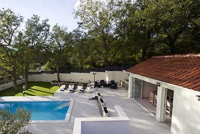 Villa Skura mit beheiztem Pool