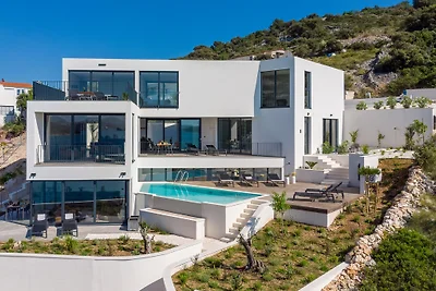 Luxus Villa Roots mit Pool