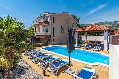 Villa Suker Jacuzzi, Pool, Garten