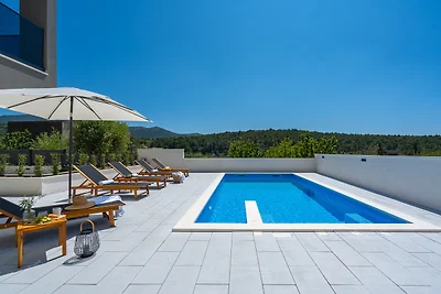 NEW! 3-bedroom villa Pera with heated pool, 7km from beach